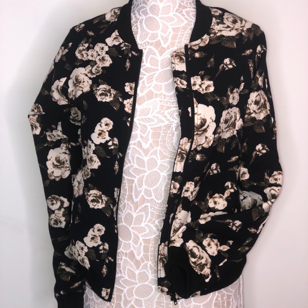 Romeo + Juliet Couture Floral Bomber Jacket Pocket
